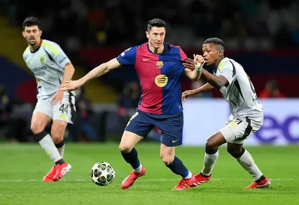 Lewandowski e Florentino durante Barcelona x Benfica. Foto: Getty Images