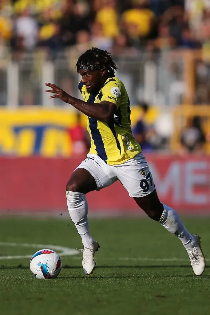 Allan Saint-Maximin, extremo do Fenerbahçe. Foto: Ahmad Mora/Getty Images.