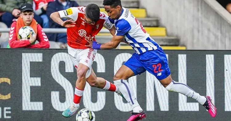 Jogadores do Braga e do Porto a disputarem a bola. Foto: SC Braga.