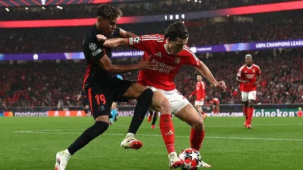 Yamal e Carreras durante Benfica e Barcelona na Luz. Foto: Getty Images