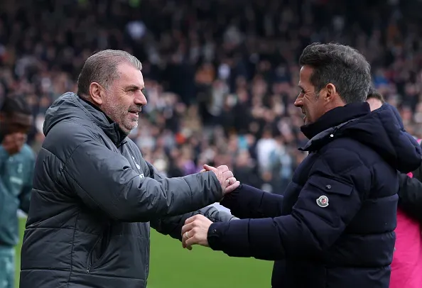 Ange Postecogloucumprimenta Marco Silva antes de Tottenham x Fulham. Foto: Getty Images