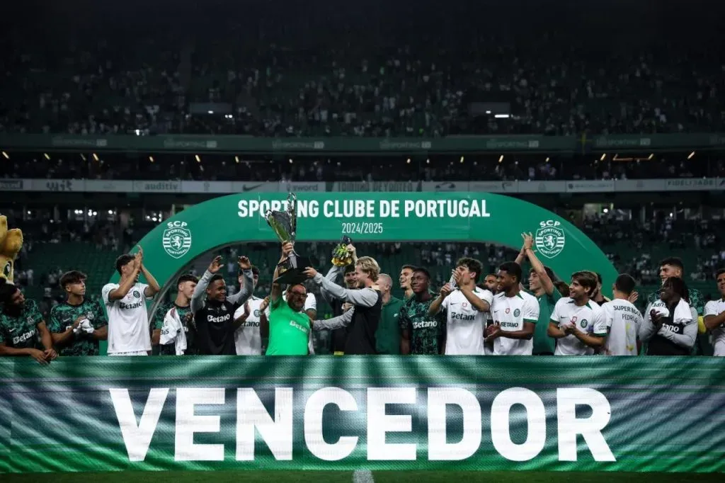 Quenda e Essugo entre os vários jogadores que estão a festejar a conquista do Troféu Cinco Violinos. Foto: Sporting CP.