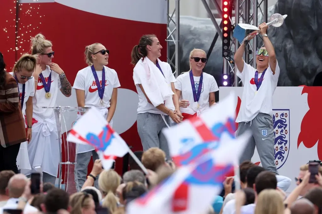 Bronze celebra o ouro da Inglaterra, juntamente com as suas colegas, após a vitória no Europeu de 2022. Foto: Warren Little/Getty Images.