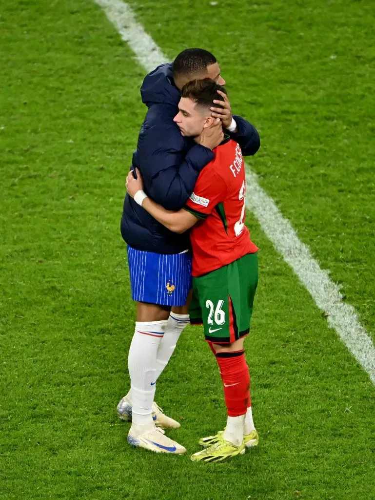 Conceição a ser “consolado” por Mbappé, após a eliminação de Portugal contra a França no Europeu-2024. Foto: Dan Mullan/Getty Images.