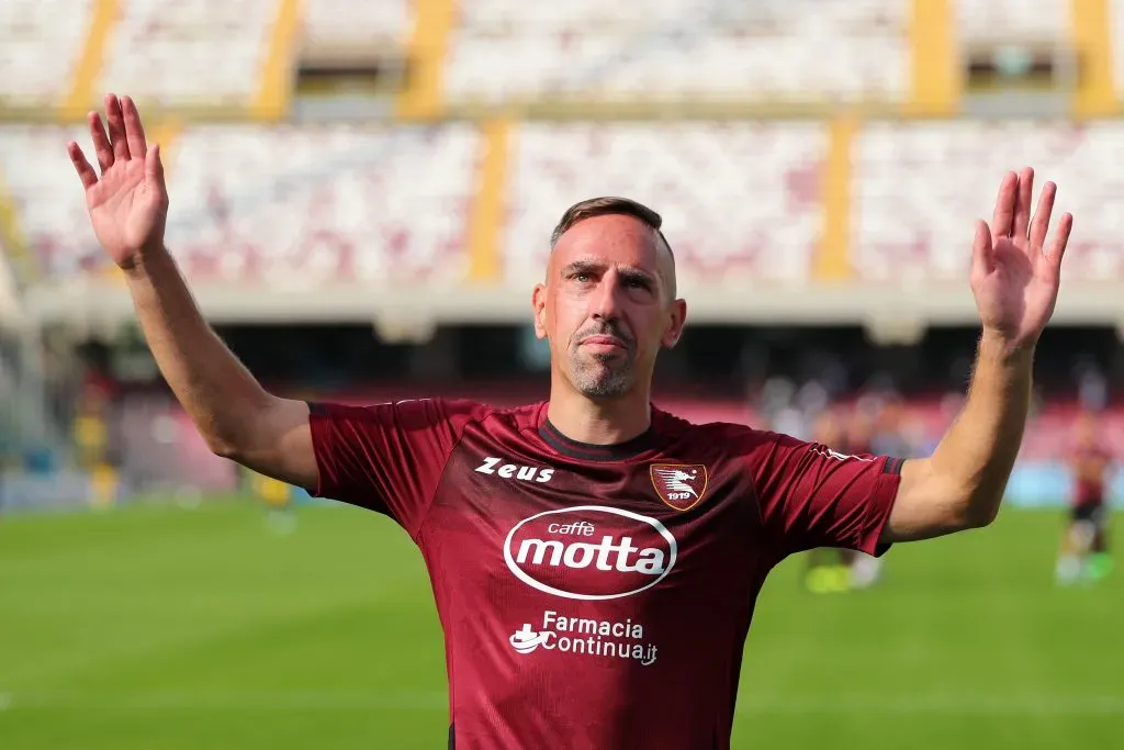 Momento em que Ribéry se despede do futebol, com a camisola da Salernitana. Foto: Francesco Pecoraro/Getty Images.
