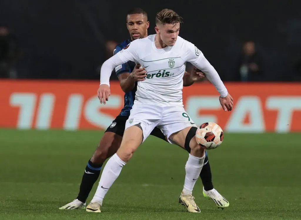 Viktor Gyokeres contra Isak Hien num Atalanta x Sporting. Foto: Getty Images