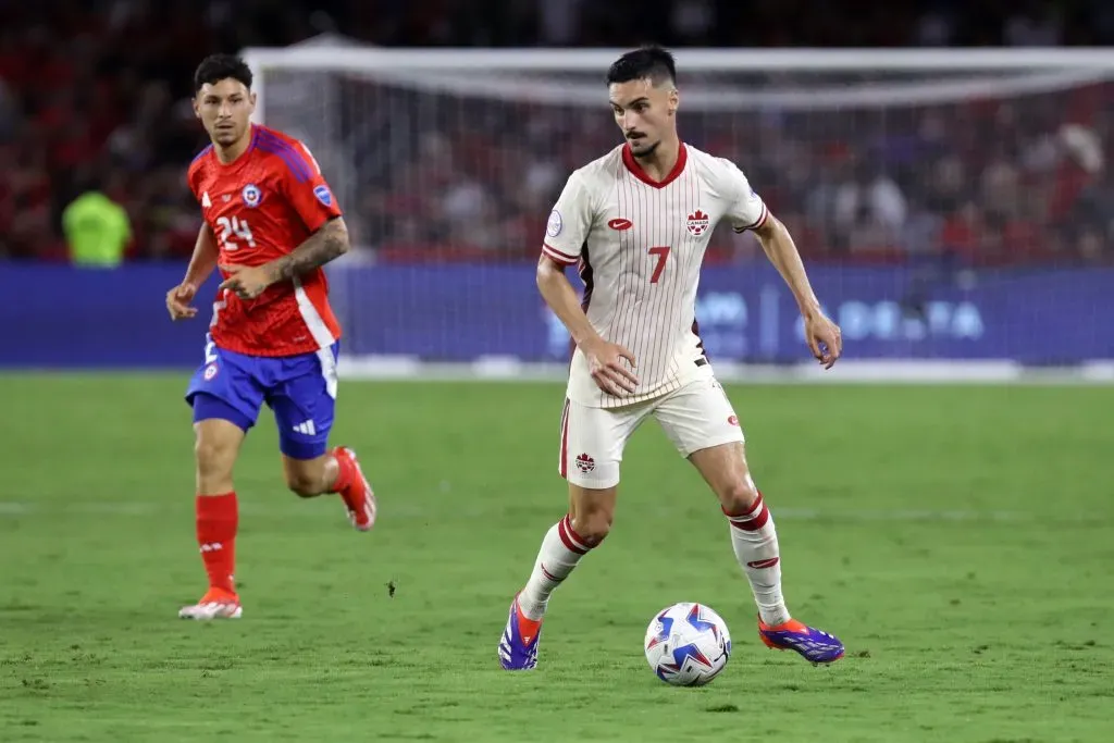 Stephen Eustáquio pela seleção do Canadá. Foto: Leonardo Fernandez/Getty Images.