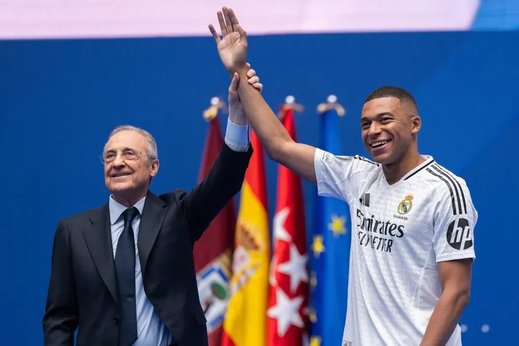 Florentino Pérez apresenta Mbappé aos adeptos do Real Madrid. Foto: David Ramos/Getty Images.