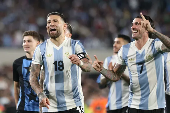 Nicolás Otamendi celebra a vitória da Argentina sobre o Brasil. Foto: Getty Images
