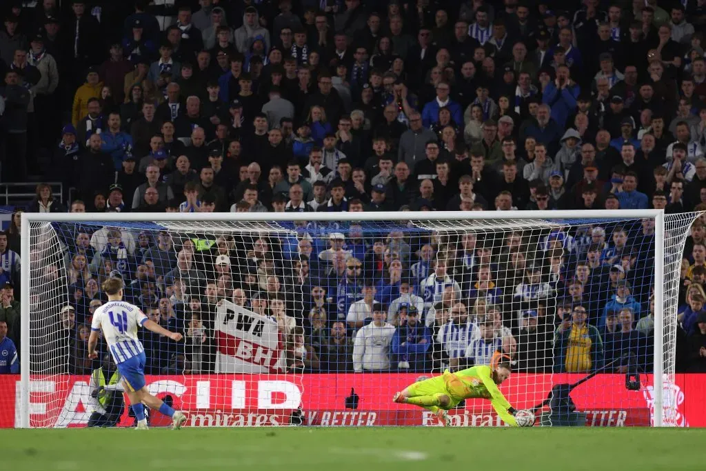 Matz Sels defende penálti na vitória do Nottingham Forest. Foto: Getty Images