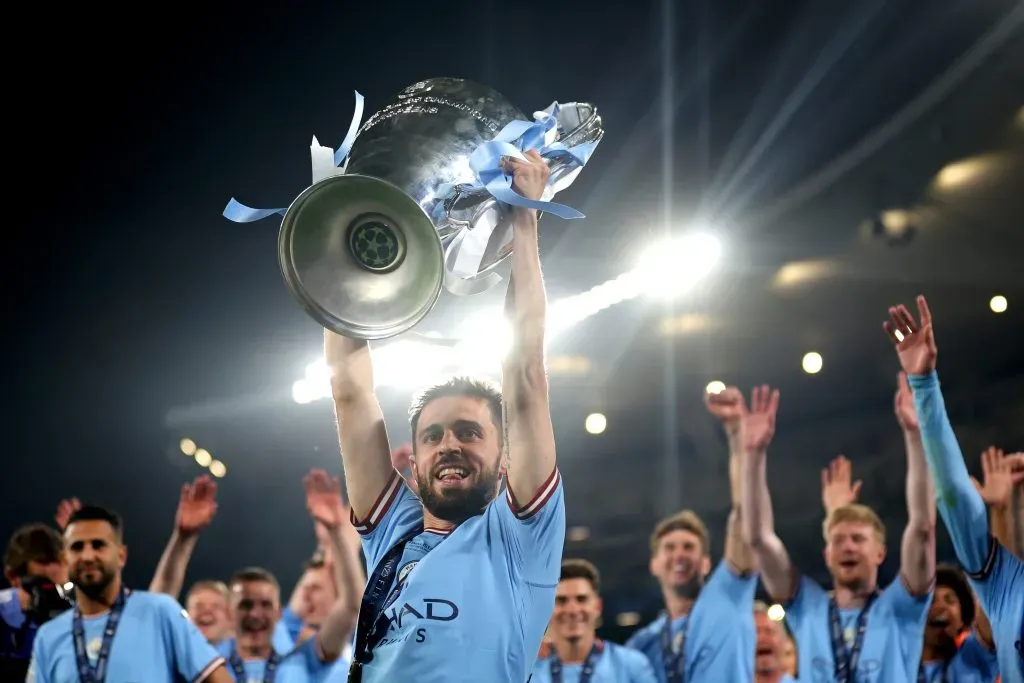 Bernardo Silva ergue a taça da Champions League, em 2023. Foto: Catherine Ivill/Getty Images.