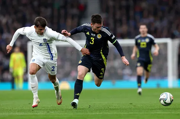 Giorgos Vagiannidis defendendo a Grécia na Nations League. Foto: Getty Images