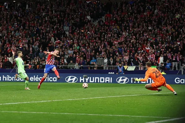 Alexander Sorloth falhou grande chance diante de Szczesny. Foto: Getty Images