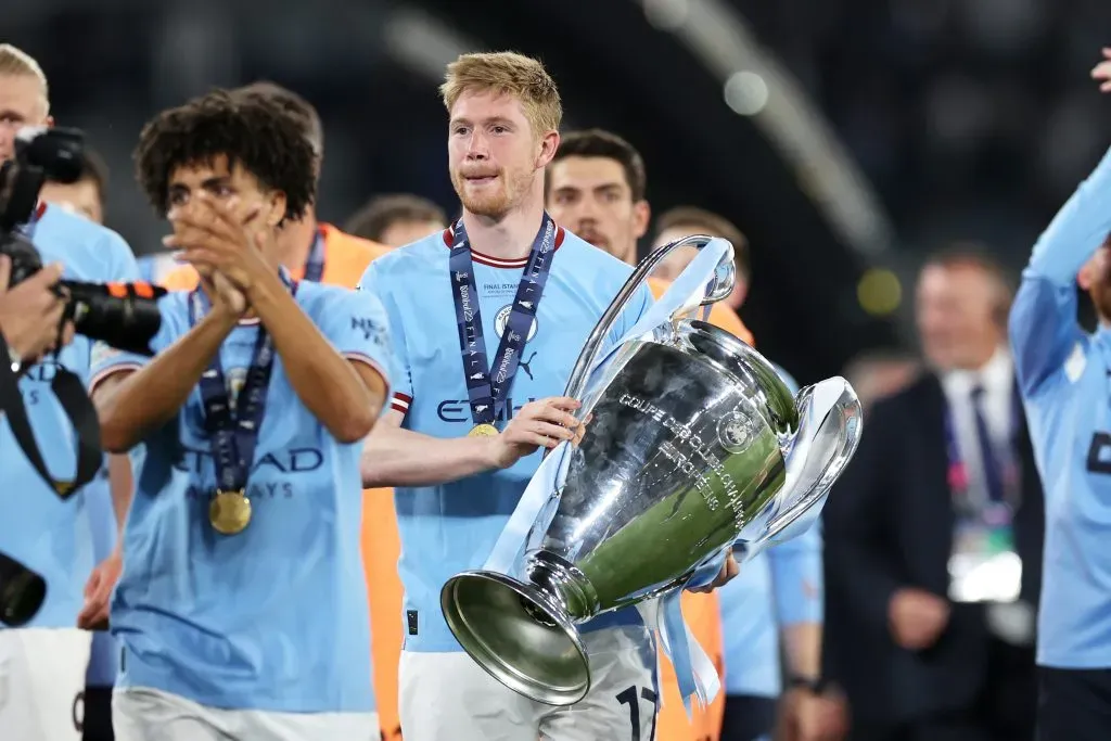 De Bruyne exibe o troféu da Champions League, em 2023. Foto: Michael Steele/Getty Images.