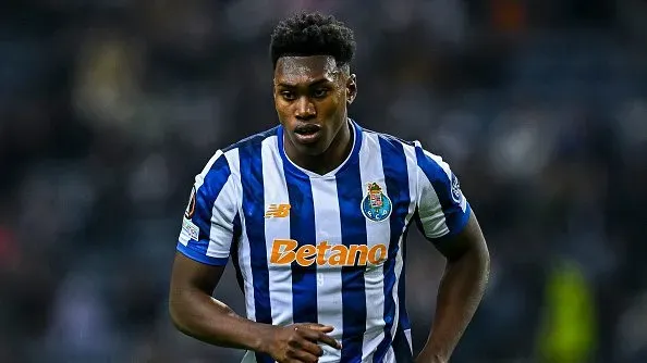 Samu Aghehowa na mira do Arsenal. Foto: Getty Images