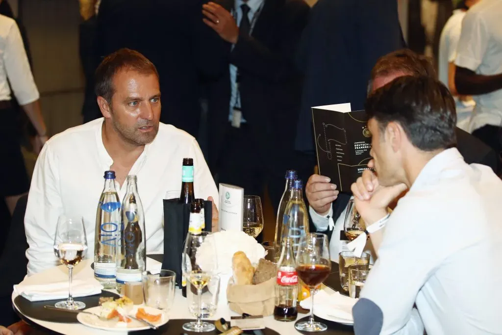 Hansi Flick e Niko Kovac conversam durante evento em 2018. Foto: Alex Grimm/Getty Images.