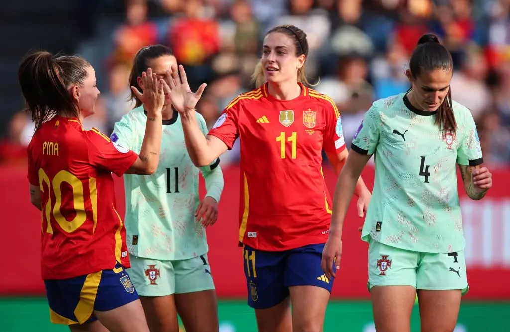 As jogadoras portuguesas desoladas com mais uma celebração das jogadoras espanholas. Foto: Diogo Cardoso/Getty Images.