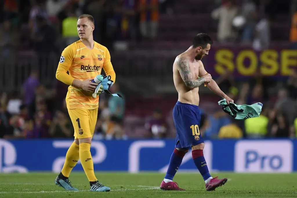 Ter Stegen e Lionel Messi, após jogo do Barcelona, em 2019. Foto: Alex Caparros/Getty Images.