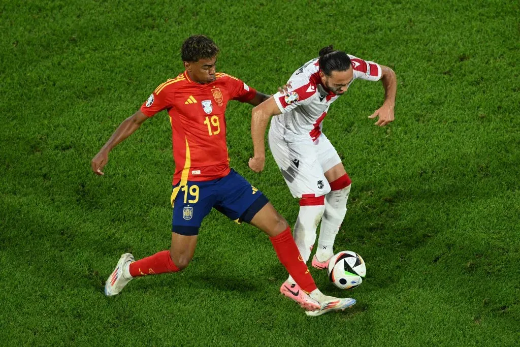 Kochorashvili a tentar proteger a bola de Lamine Yamal. Foto: Stu Forster/Getty Images.