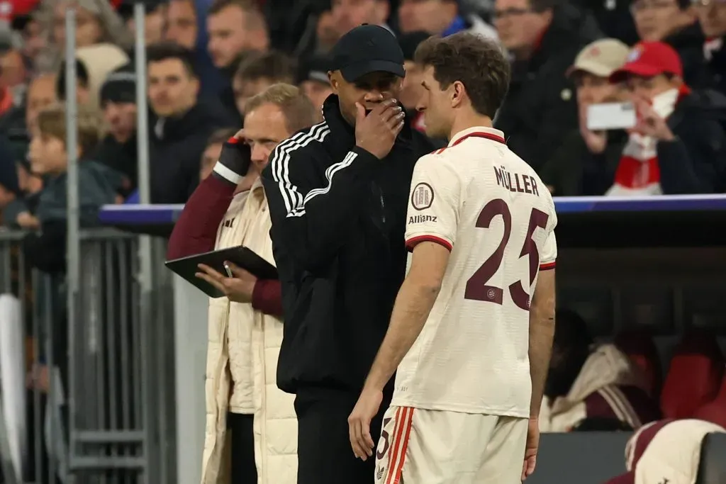 Vincent Kompany e Thomas Muller. Foto: Alexander Hassenstein/Getty Images.