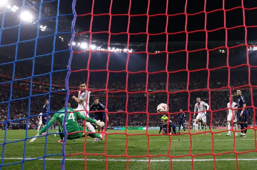 O momento em que Onana errou e Cherki aproveitou. Foto: Michael Steele/Getty Images.