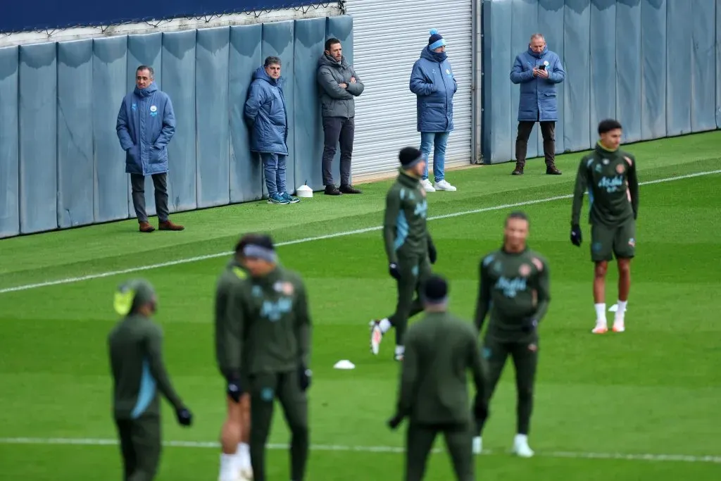Viana – no fundo e ao centro – a observar um treino do City. Foto: Molly Darlington/Getty Images.