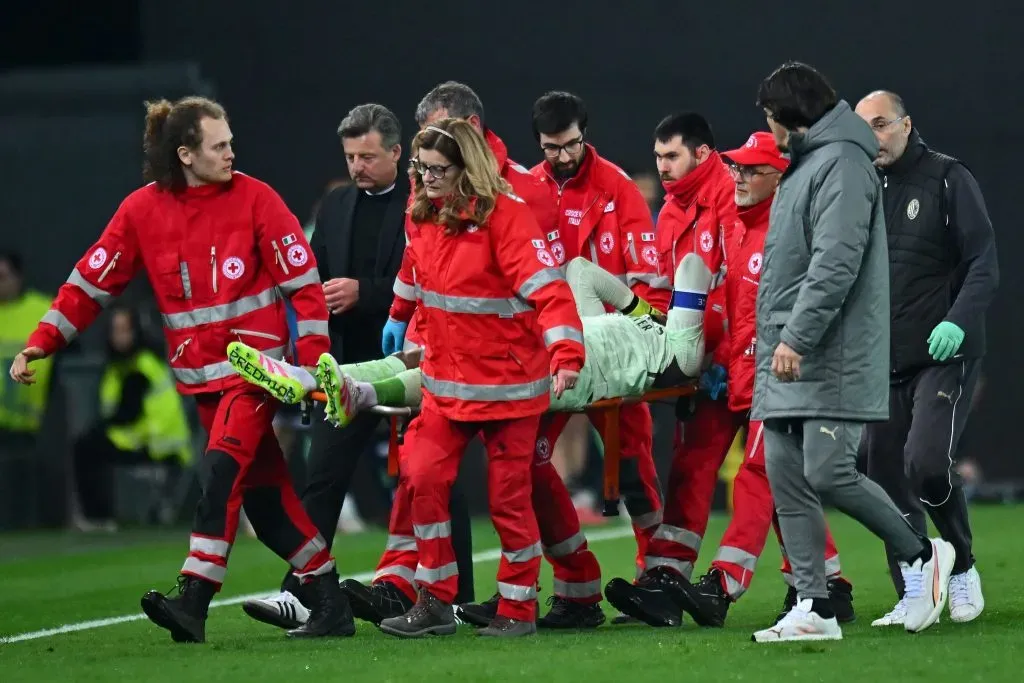 Maignan a sair de maca, após lesão. Foto: Alessandro Sabattini/Getty Images.