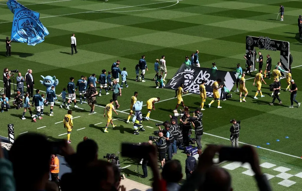 Os jogadores de ambas as equipas a entrarem em campo. Foto: Matt McNulty/Getty Images.