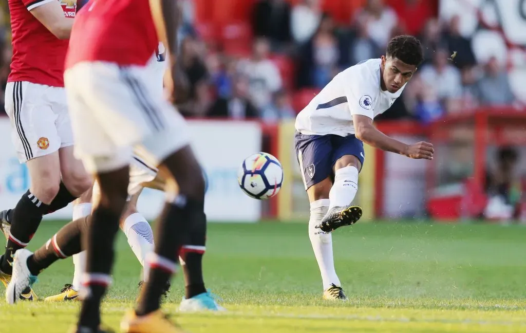 Edwards em ação com a camisola do Tottenham. Foto: Alex Morton/Getty Images.