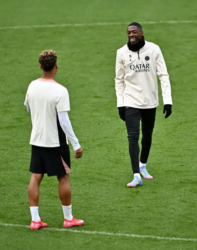 Dembélé e Doué à conversa, na preparação para o jogo contra o Villa. Foto: Dan Mullan/Getty Images.