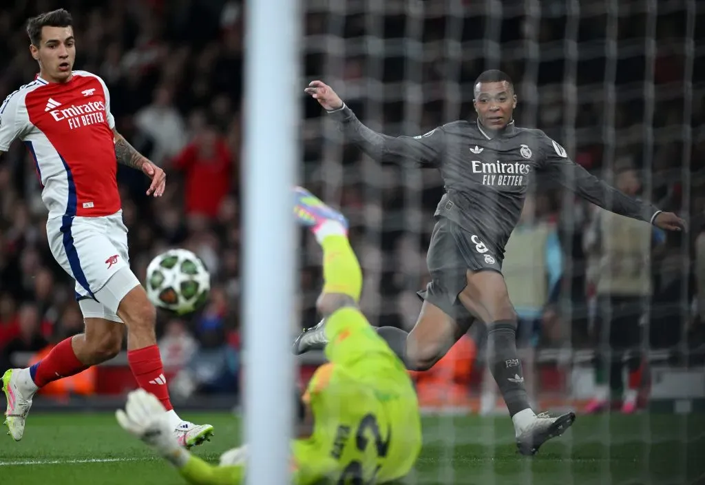 Kiwior observa Raya após remate de Mbappé. Foto: Shaun Botterill/Getty Images.