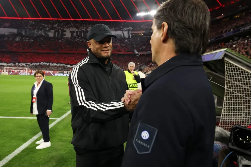 Os treinadores Vincent Kompany e Simone Inzaghi. Foto: Alexander Hassenstein/Getty Images.