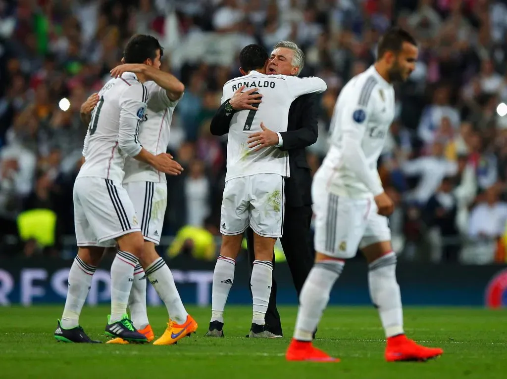 Ancelotti e CR7 abraçados. Foto: Gonzalo Arroyo Moreno/Getty Images.