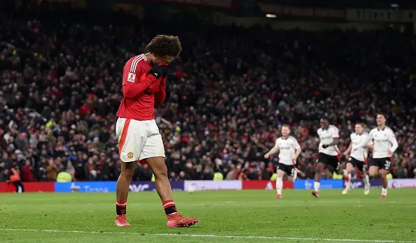 Zirkzee falhou penálti contra o Fulham. Foto: Getty Images