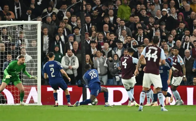 O momento do terceiro golo do Villa, apontado por Konsa. Foto: Dan Mullan/Getty Images.