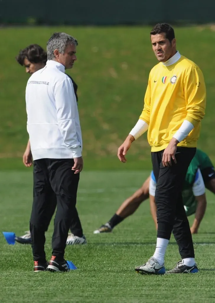 José Mourinho e Júlio César num treino do Inter, antes da primeira mão contra o Barcelona, em 2010. Foto: Valerio Pennicino/Getty Images.