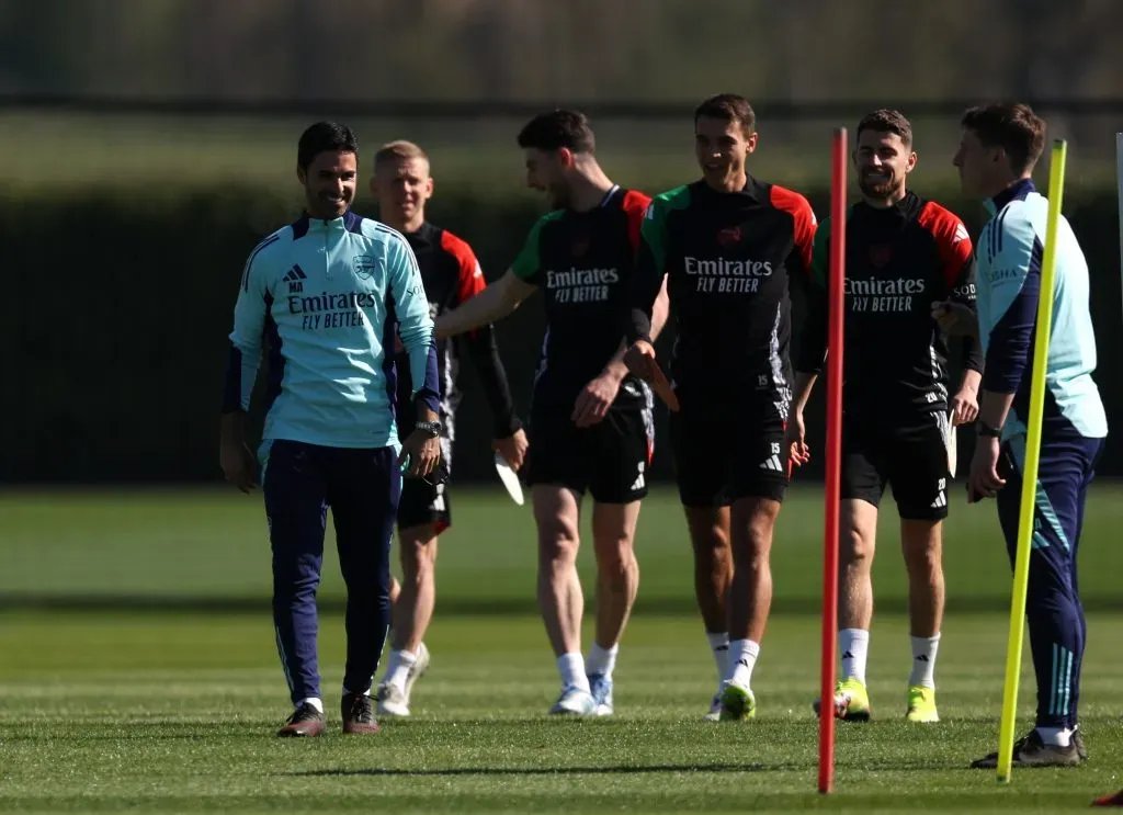 Mikel Arteta com os jogadores do Arsenal no treino. Foto: Getty Images