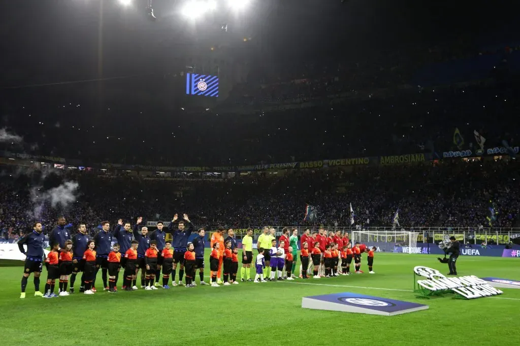 As equipas de ambos os lados, antes do jogo começar. Foto: Marco Luzzani/Getty Images.