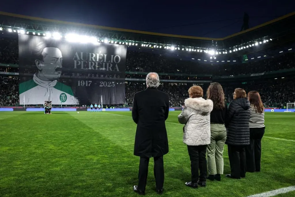A homenagem a Aurélio Pereira, antes do início do jogo. Foto: SCP.