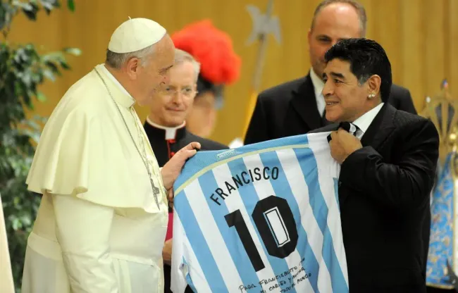Papa Francisco e Diego Maradona, em 2014. Foto: Pier Marco Tacca/Getty Images.