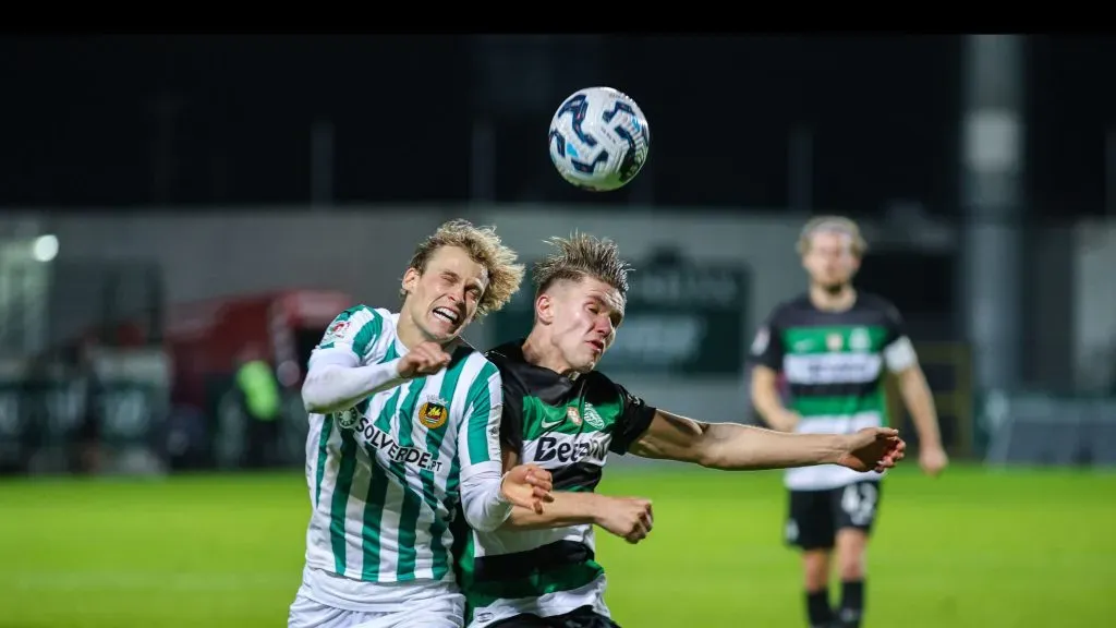 João Tomé a disputar uma bola com Gyokeres. Foto: RAFC.