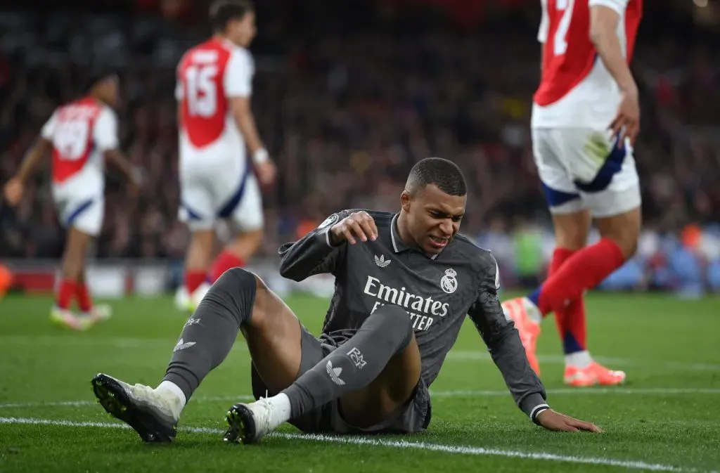 Mbappé queixou-se do tornozelo contra o Arsenal. Foto: Justin Setterfield/Getty Images.