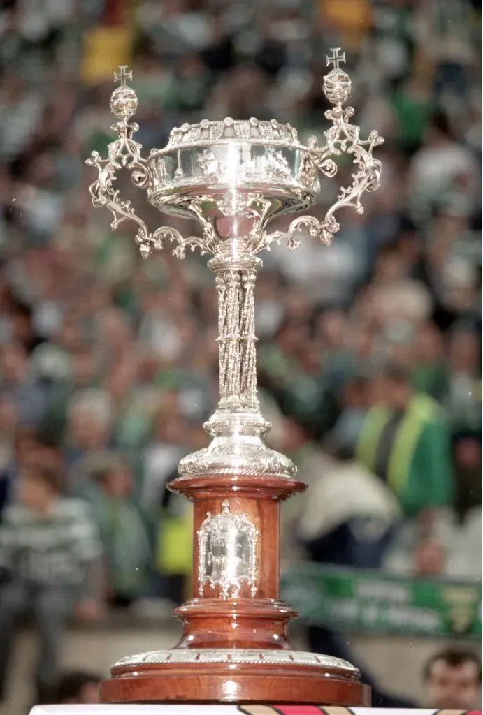 O troféu da Taça de Portugal. Foto: Nuno Correira/Allsport UK/Allsport/Getty Images.