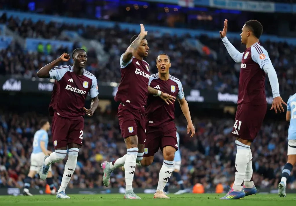Rashford a festejar com os colegas o golo do Villa. Foto: Carl Recine/Getty Images.