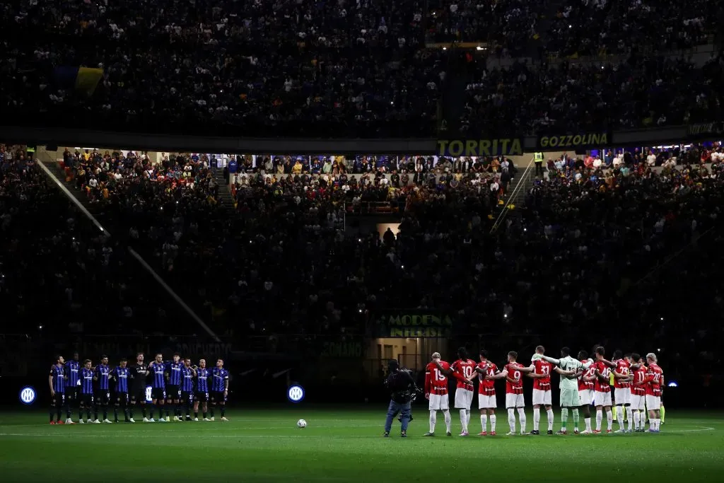 O momento em que o estádio inteiro faz um minuto de silêncio. Foto: Marco Luzzani/Getty Images.