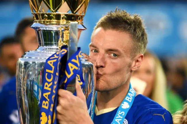 Jamie Vardy celebra a conquista da Premier League, em 2016. Foto: Shaun Botterill/Getty Images.