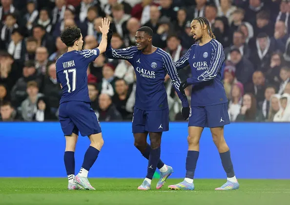 Vitinha celebrando golo de Nuno Mendes na Champions League. Foto: Getty Images