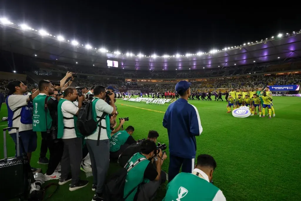 A preparação para a foto de equipa do Al-Nassr, antes do jogo. Foto: Yasser Bakhsh/Getty Images.