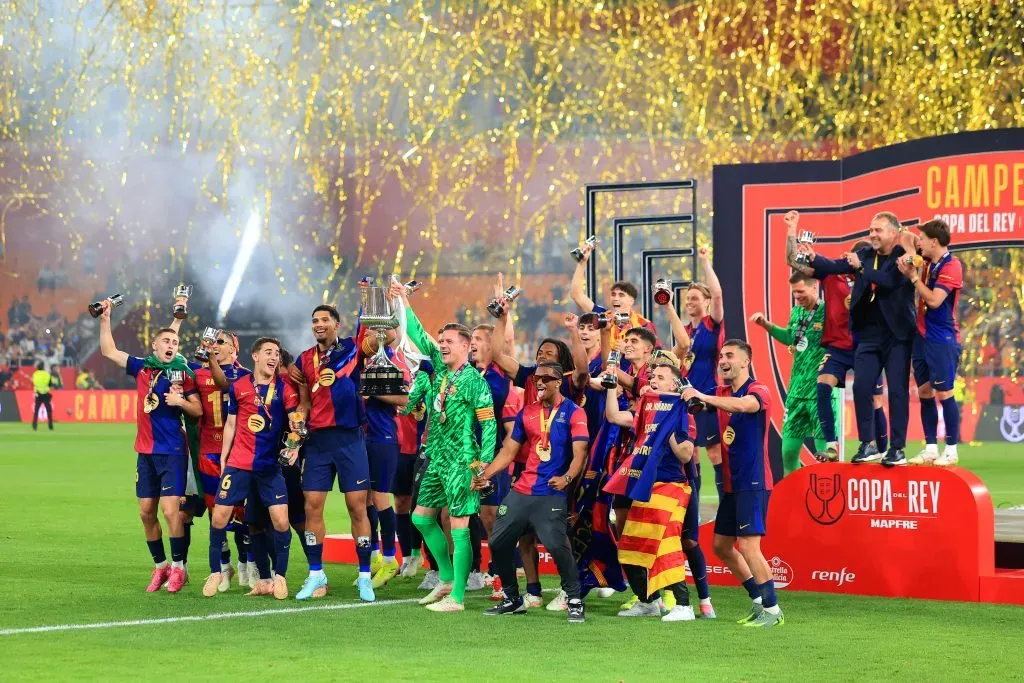 Flick celebra conquista da Taça do Rei com o plantel do Barcelona. Foto: Fran Santiago/Getty Images.