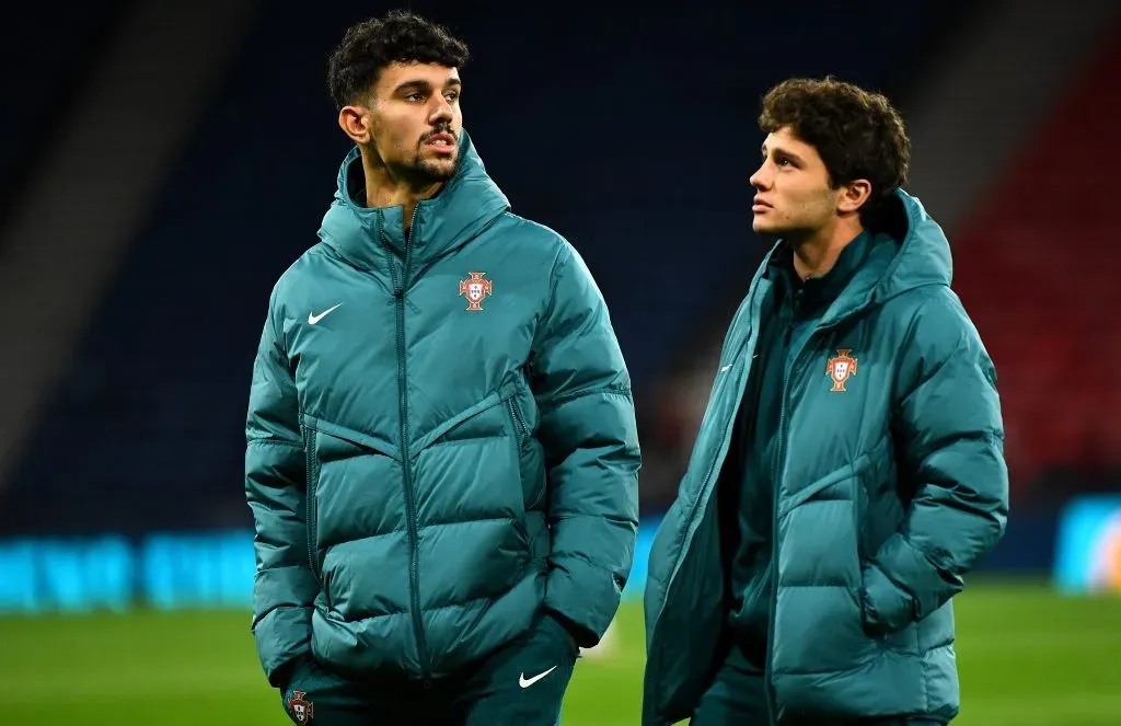 Tomás Araújo e João Neves na seleção de Portugal. Foto: Euan Cherry/Getty Images.